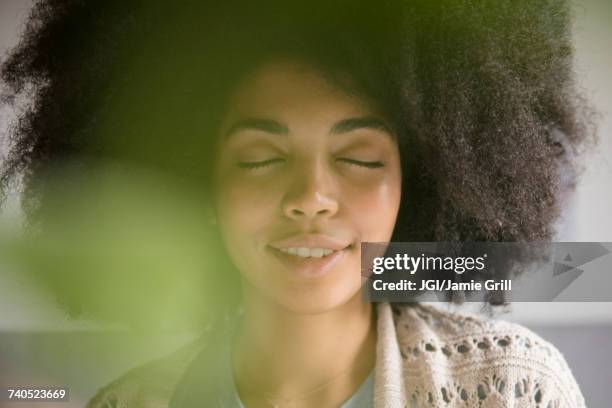 portrait of african american woman with eyes closed - fechar os olhos imagens e fotografias de stock