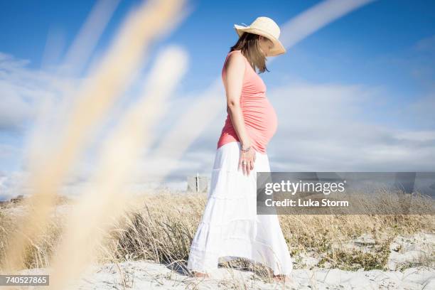 pregnant woman on beach, cape town, south africa - umstandskleidung stock-fotos und bilder