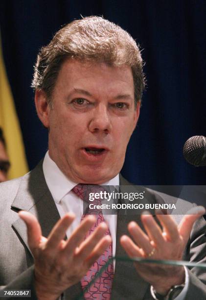 El ministro de Defensa colombiano Juan Manuel Santos responde preguntas durante una rueda de prensa en el Ministerio de Defensa Nacional en Quito el...