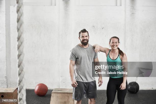 couple in cross training gym - cross trainer stock-fotos und bilder