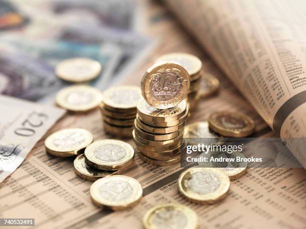 still life of british currency on financial newspaper, close-up - pièce de monnaie britannique photos et images de collection