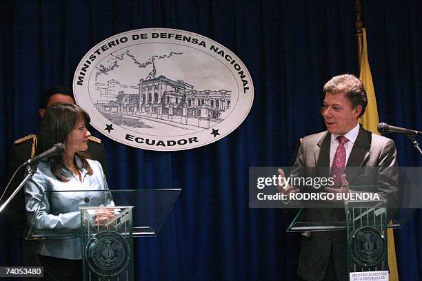 El ministro de Defensa colombiano Juan Manuel Santos responde preguntas junto su par de Ecuador Lorena Escudero durante una rueda de prensa en el...