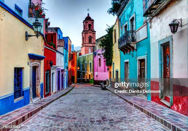 multi colored buildings on street, guanajuato, central mexico, mexico, - san miguel de allende fotografías e imágenes de stock
