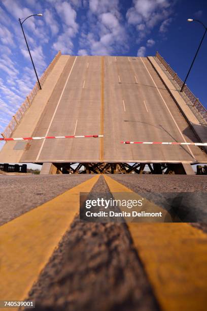 burnside bridge lift over willamette river, portland, oregon, usa - burnside bridge portland stock-fotos und bilder