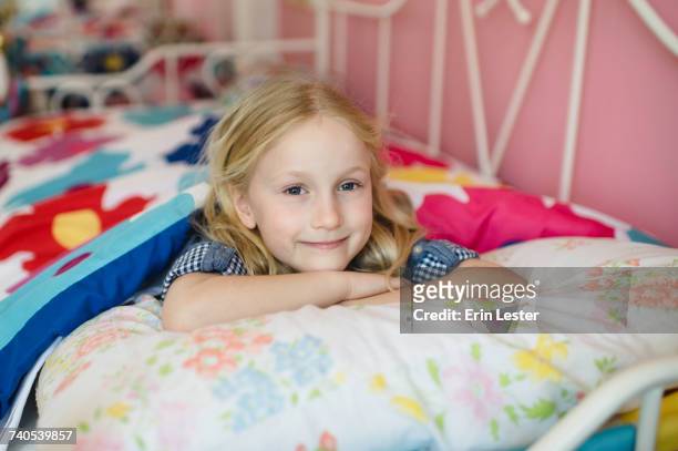 portrait of girl lying on bed - sängerin bildbanksfoton och bilder