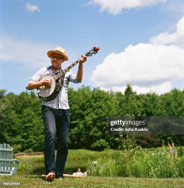 mature man, outdoors, playing banjo - banjo photos et images de collection