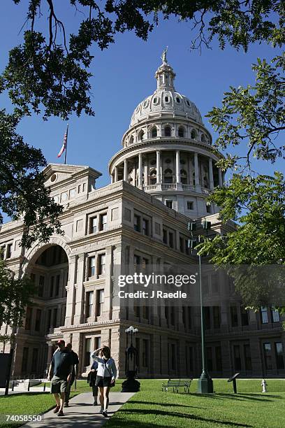 visitors walk away from the texas capital building in austin, texas, usa - wt1 foto e immagini stock