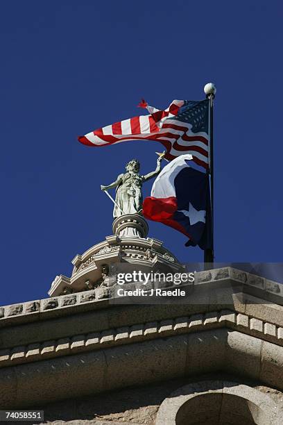 texas state and american flags fly above the capitol building in austin, texas, usa. - wt1 foto e immagini stock