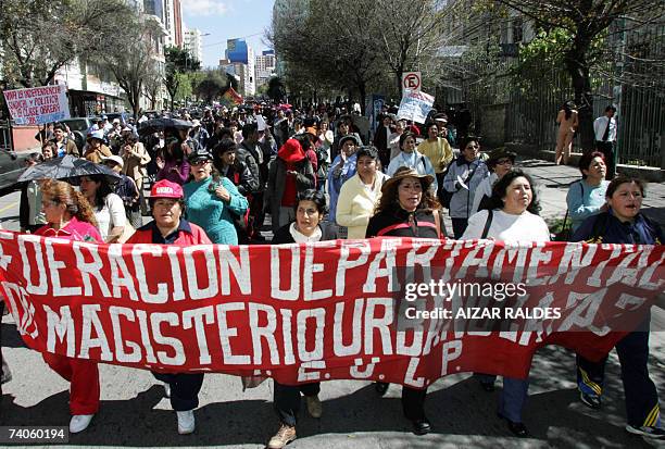 Trabajadores del sindicato de la educacion marchan por el centro de La Paz el 03 de mayo de 2007, durante una manifestacion que se enmarca en un paro...