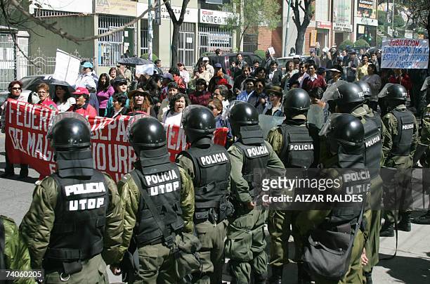 Trabajadores del sindicato de la educacion marchan bajo vigilancia policial por el centro de La Paz el 03 de mayo de 2007, durante una manifestacion...