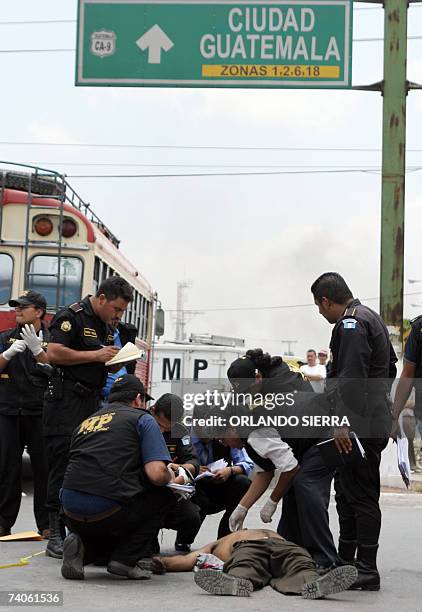 Miembros del Miniserio Publico permanecen en la escena del crimen donde un conductor y el ayudante de una unidad de transporte urbano fueron...