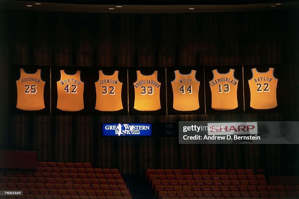 lakers retired numbers