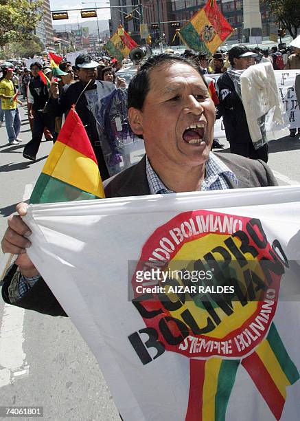 Un trabajadores de la micro industria textil participa de una marcha por el centro de La Paz el 03 de mayo de 2007, durante una manifestacion que se...
