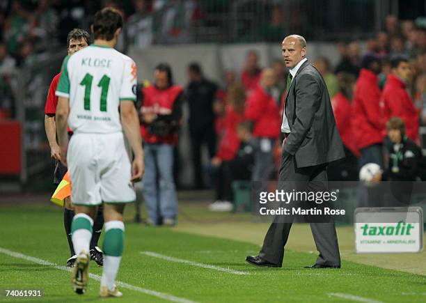 Thomas Schaaf, headcoach of Bremen, gestures after Miroslav Klose of Bremen is sent off during the UEFA Cup semi-final, 2nd leg match between Werder...