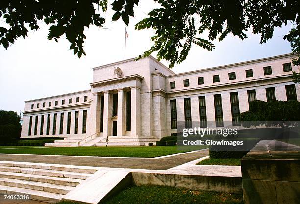 low angle view of a government building, federal reserve building, washington dc, usa - reserva federal imagens e fotografias de stock