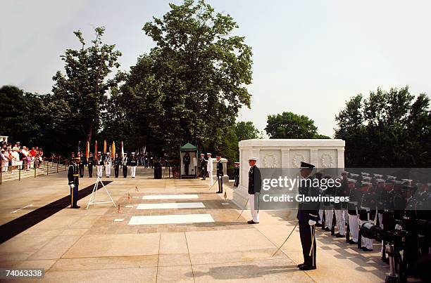 group of military people at a cemetery, arlington national cemetery, arlington, virginia, usa - arlington national cemetery stockfoto's en -beelden