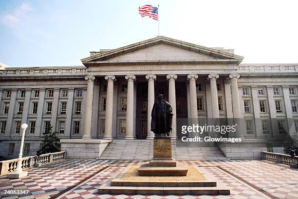 statue in front of a building, us treasury department, washington dc, usa - 米国財務省ビル ストックフォトと画像
