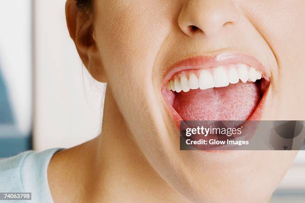 close-up of a young woman with her mouth open - menselijke mond stockfoto's en -beelden