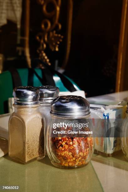 pepper shaker and salt shaker on the floor - serviettenring stock-fotos und bilder