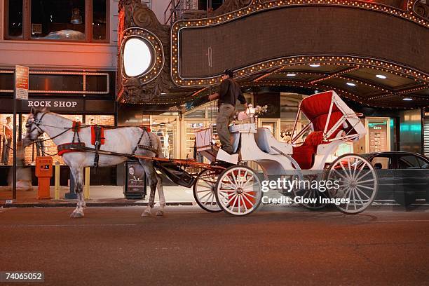 horsedrawn carriage in front of a building, new york city, new york state, usa - horsedrawn stock-fotos und bilder