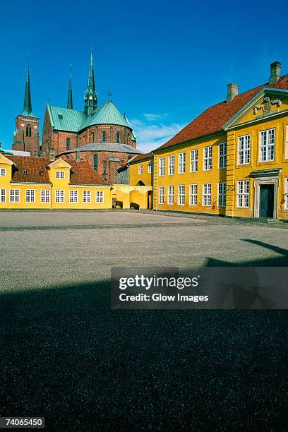facade of a cathedral, roskilde palace, roskilde, denmark - kathedraal van roskilde stockfoto's en -beelden