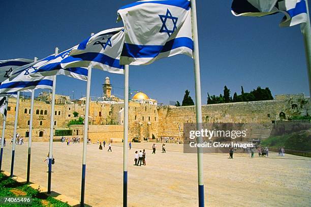 israeli flags at a shrine and a dome in the background, wailing wall, dome of the rock, jerusalem, israel - wailing wall stock-fotos und bilder