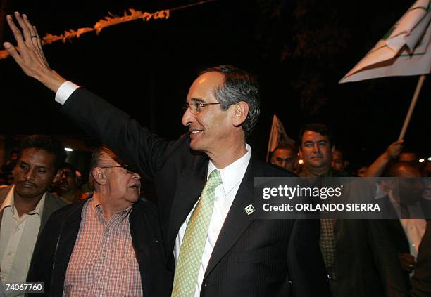 Alvaro Colom, candidato presidencial de la Unidad Nacional de la Esperanza , saluda a correligionarios al iniciar su campana politica de cara a las...