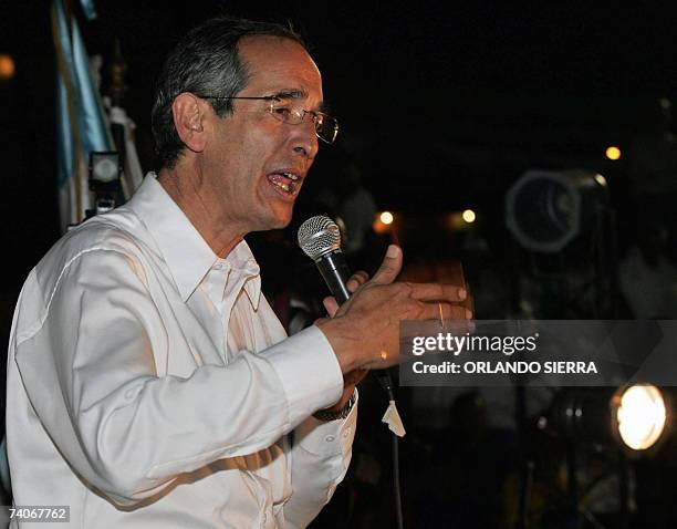 Alvaro Colom, candidato presidencial de la Unidad Nacional de la Esperanza habla a simpatizantes al iniciar su campana politica de cara a las...