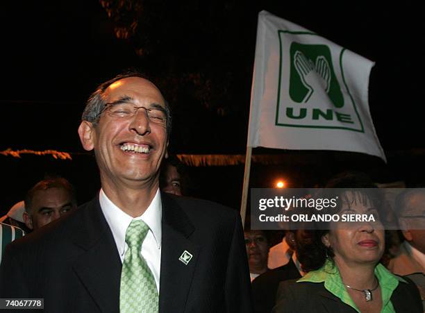 Alvaro Colom, candidato presidencial de la Unidad Nacional de la Esperanza , sonrie al iniciar su campana politica de cara a las elecciones generales...