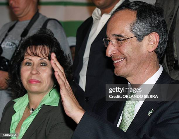Alvaro Colom, candidato presidencial de la Unidad Nacional de la Esperanza saluda junto a su esposa Sandra, al iniciar su campana politica de cara a...