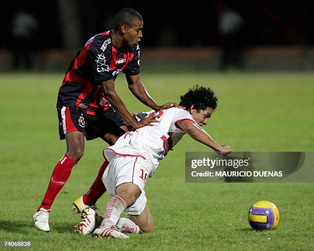 Sergio Ponce of Mexico?s Toluca figths for the ball against Lionard Pajoy of Colombia's Cucuta Deportivo during their Libertadores Cup football...