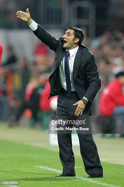 Ernesto Valverde headcoach of Espanyol reacts during the UEFA Cup semi-final, 2nd leg match between Werder Bremen and Espanyol at the Weser stadium...