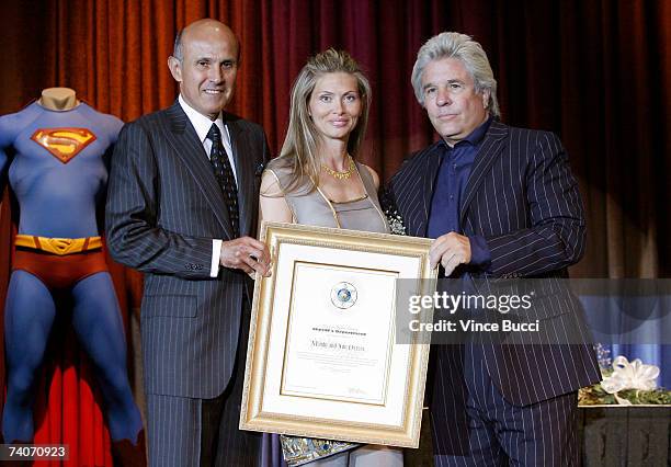 Sheriff Leroy D. Baca presents an award to producers Jon and Mindy Peters at the Los Angeles County Sheriff's Youth Foundation's annual "Salute To...