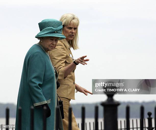 Jamestown, UNITED STATES: Queen Elizabeth II of England gets a tour from curator Beverly Straube of the historic Jamestown archaeological site 04 May...