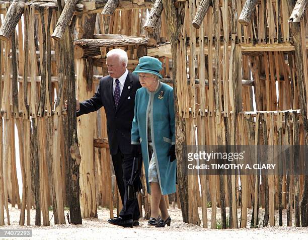 Jamestown, UNITED STATES: Queen Elizabeth II of England gets a tour from Director of Archeology for APVA Jamestown Rediscovery Project Bill Kelso of...