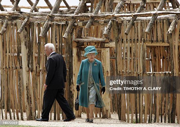 Jamestown, UNITED STATES: Queen Elizabeth II of England gets a tour from Director of Archeology for APVA Jamestown Rediscovery Project Bill Kelso of...