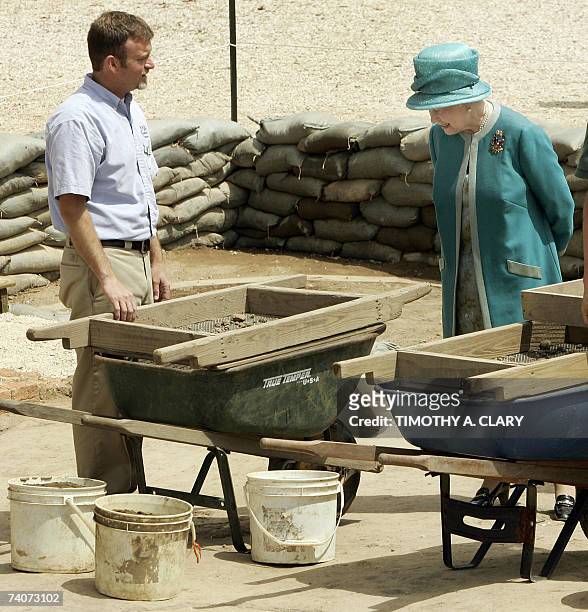 Jamestown, UNITED STATES: Queen Elizabeth II of England gets a tour of the historic Jamestowne archaeological site 04 May 2007 in Jamestown,...