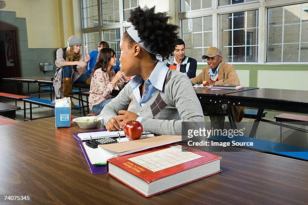 girl by herself in cafeteria - toxisch sociaal concept stockfoto's en -beelden