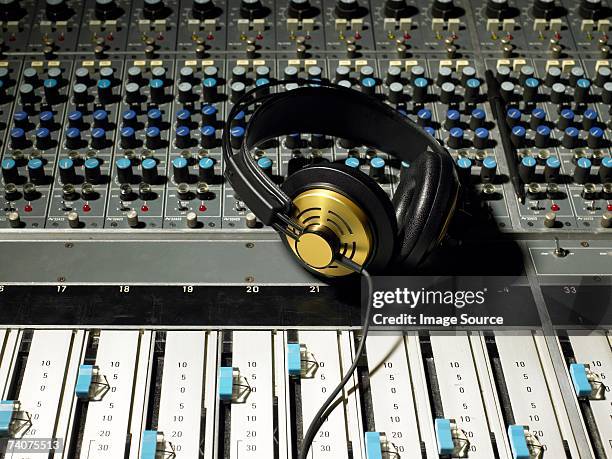 headphones on a mixing desk - estúdio de gravação - fotografias e filmes do acervo