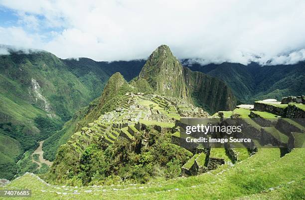 machu picchu peru - berg huayna picchu stock-fotos und bilder