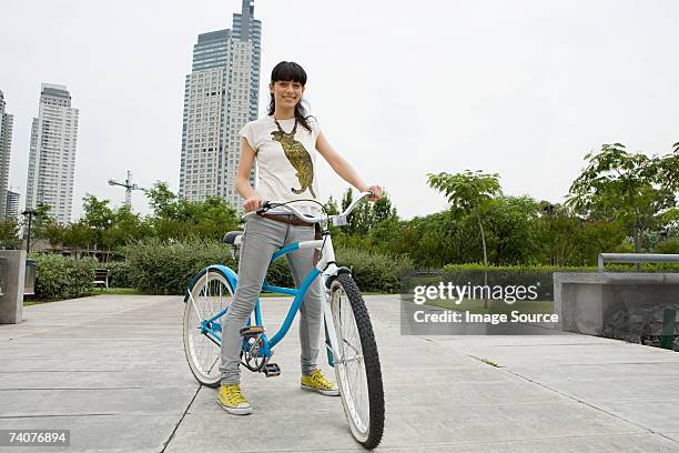 jeune femme sur un vélo - adult girl single park photos et images de collection