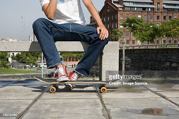 lo skater che è in te - jeans foto e immagini stock