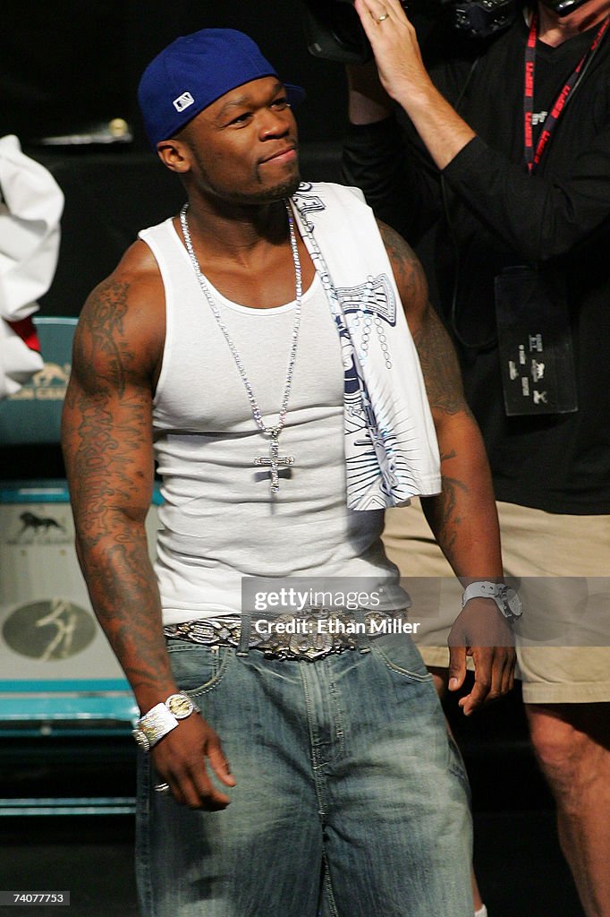De La Hoya v Mayweather Jr. Official Weigh-In
