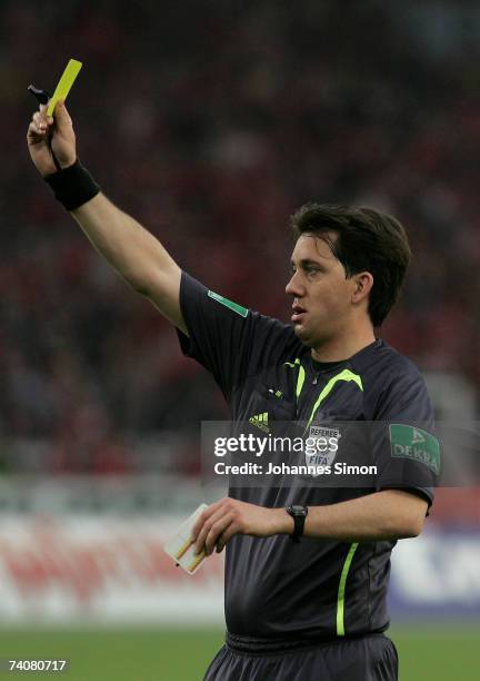 Referee Manuel Graefe shows the yellow card to Timo Hildebrand of Stuttgart during the Bundesliga match between VfB Stuttgart and FSV Mainz 05 at the...