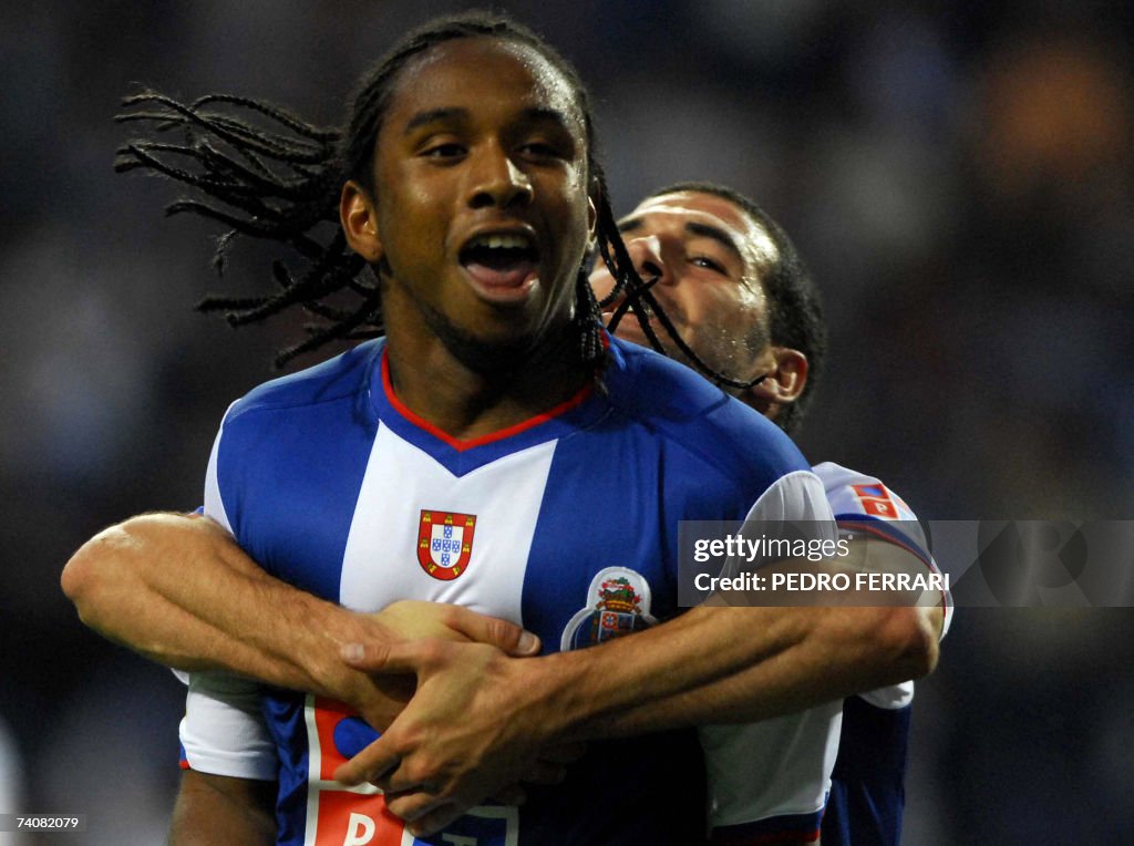 Porto's Brazilian Anderson Oliveira (L)...
