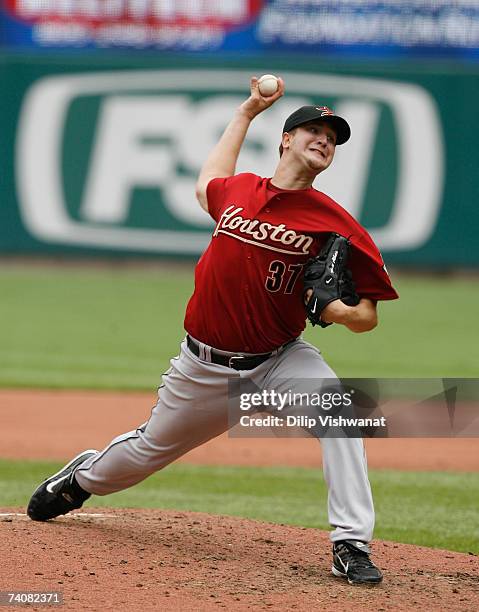 Starting pitcher Matt Albers of the Houston Astros throws against the St. Louis Cardinals on May 5, 2007 at Busch Stadium in St. Louis, Missouri. The...