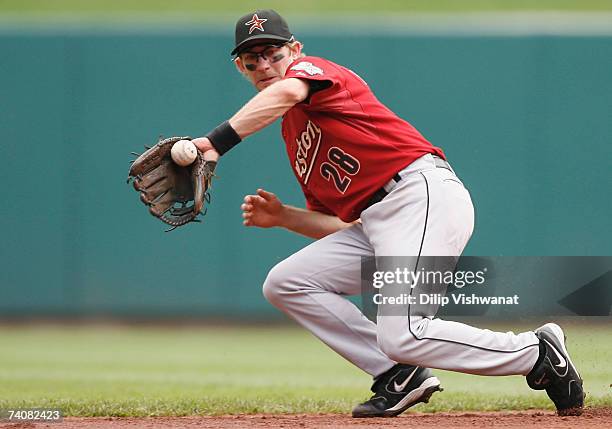 Adam Everett of the Houston Astros attempts to field a ground ball against the St. Louis Cardinals on May 5, 2007 at Busch Stadium in St. Louis,...