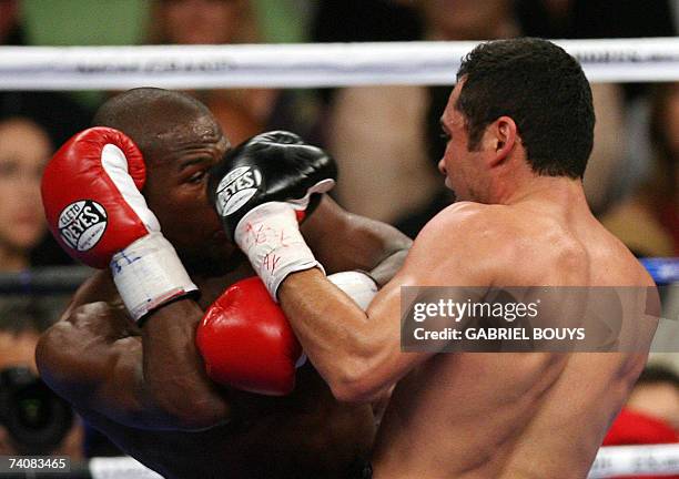 Las Vegas, UNITED STATES: Oscar De la Hoya fights with Floyd Mayweather during their WBC Super-Welterweight World Championship, in Las Vegas, Nevada,...