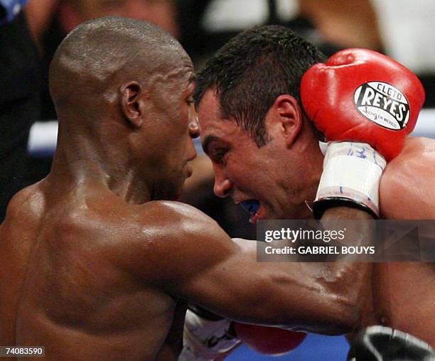 Las Vegas, UNITED STATES: Oscar De La Hoya fights with Floyd Mayweather during their WBC Super Welterweight World Championship, in Las Vegas, Nevada,...