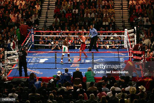 Oscar De La Hoya in action against Floyd Mayweather Jr. During their WBC super welterweight world championship fight at the MGM Grand Garden Arena...